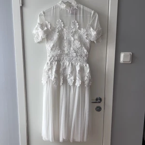 Miss selfridge klänning  - Säljer min fina studentklänning från miss selfridge som inte går att få tag på längre. Storlek 36