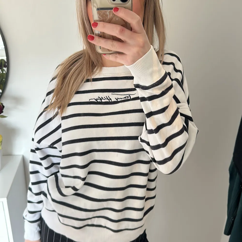 En jättefin sweatshirt från Tommy Hilfiger💕 tryck gärna köp nu💕. Tröjor & Koftor.