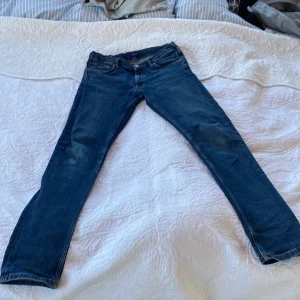 Gant  - Det är mörkblå gant byxor. 