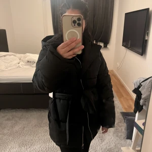 Jacka  - Ny jackan ifrån Nelly  Storlek 34