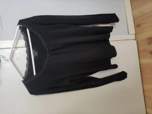 Svart långärmad  - En svart långärmad tröja med spets. 