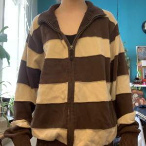 Randig brun och sand zip up tröja i XL 