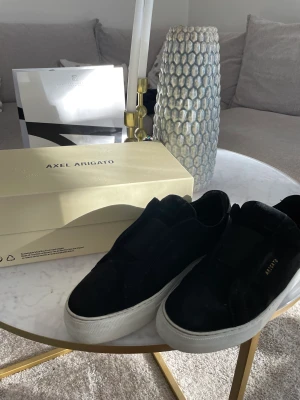 AXEL ARIGATO SKOR - Säljer mina snygga axel arigato skor nu, köpte dessa för 2200kr och nu jag säljer dessa skor för 1600 bara! Bra i skick. Skönt att användas 😍. Kvittot och boxen medföljer (FRAKT GRATIS) 
