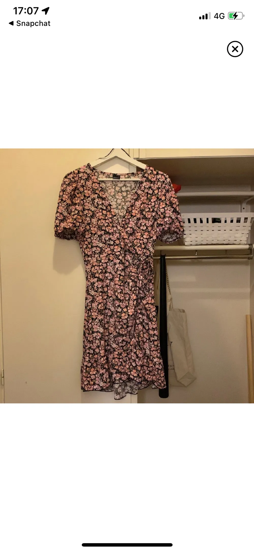 Jättefin klänning från Gina tricot i storlek S! Aldrig använd då den är för liten för mig! Köpte för 400 säljer för 150+frakt! 💕. Klänningar.
