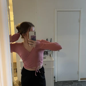 Mörkrosa topp - En jättegullig mörkrosa topp, jättefin snörning vid sidan av kroppen. Perfekt för flesta tillfällen. Ursprungspris: 200kr 
