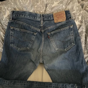 Levis 501 jeans - 501or från levis! Köpta second hand men används inte så säljer! Så snygg wash på dessa🫶Passar någon lång men går ju alltid att klippa/sy upp för någon kortare!
