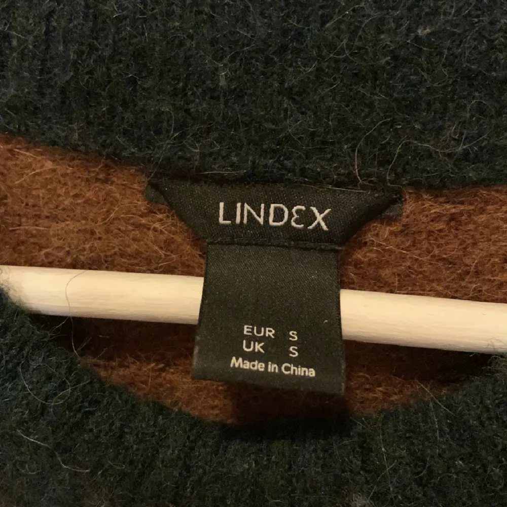 Stickad tröja från lindex i storlek S! Använd men i bra skick, säljer då den inte kommer till användning längre. Säljer för 150kr+frakt!💕. Stickat.