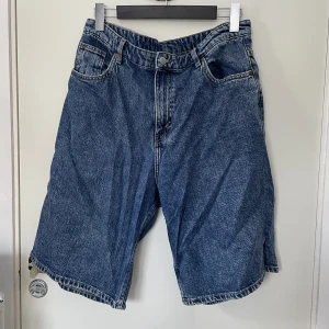 Oversized shorts - Stora och otroligt sköna shorts från Monki! Förmodligen mitt bästa köp av dem. Jag skulle personligen säga att shortsen passar alla kön! Därav markerar jag dem som unisex ☺️