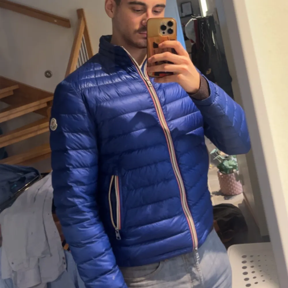 Moncler i bra skick, precis köpt den men den var lite för kort i midjan, nypris 11 000 kr dm för fler bilder. Jackor.