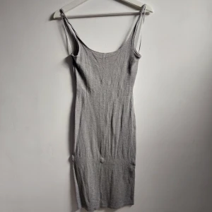 Klänning  - Grån klänning från Pull&Bear stl. S men passar mig som är Xs.