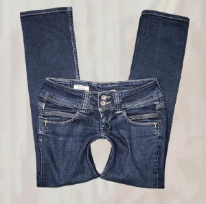 Lågmidjade Peppe jeans - 💕Midja:76 Innerbenslängd:74 Ett par lågmidjade pepe jeans i bra skick! Straightleg💕 Lånde bilder😊