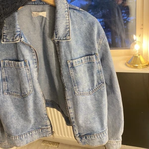 Jacka  - As snygg jeansjacka från mango som inte kommit till användning, använd 1 gång!😇Nypris 499 kr  Perfekt nu till våren🙏🏼
