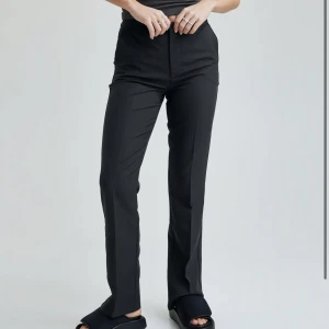 Kostymbyxor från bikbok  - Köpta kostymbyxor från bikbok för inte alls längesen, andvända några fåtal gånger. Inga defekter och nästan som nya! Säljer pga köpte fel storlek, köpta för 400 kr och helt slutsålda på hemsidan! Kom gärna privat för fler frågor elr funderingar💙💙