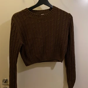 Brun oanvänd stickad tröja  - Stickad tröja. Aldrig använd, storlek M, 