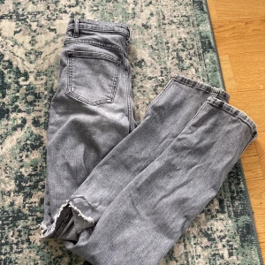 Jeans med slits- ”bootcut” - Säljer mina jeans då de inte kommer till någon användning. De är använda men inga defekter. Hålen på knäna har vidgat sig lite men inte så mycket. 