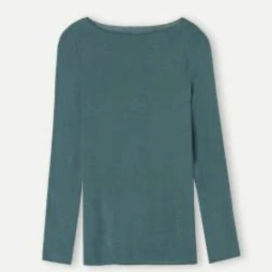 Intimissimi tröja - Kollar intresset på min gröna Intimissimi tröja i en jättefin grön färg! Använts fåtalet gånger då den inte kommer till någon användning, fint skick. Skriv för fler bilder eller frågor, köparen betalar frakt 💕