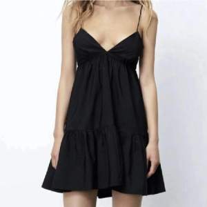 Säljer denna svarta klänningen från Zara. Skriv vid intresse och för fler bilder. 