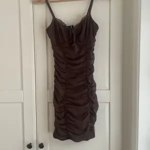 Superfin brun klänning från H&M i storlek XS. Säljer då den tyvärr inte kommer till användning längre. Köpt för 400kr, säljer för 100kr. Skriv för fler bilder☺️