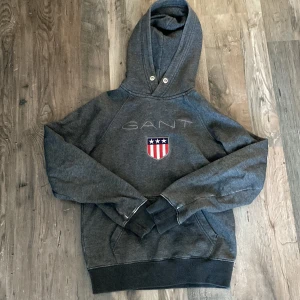 Gant hoodie - En grå gant hoodie som jag säljer nu för att den är alldeles för liten på mig. Den har några vita fläckar på ärmarna men förutom det så är dem i bra skick. Priset kan diskuteras. Skriv om ni har frågor🤗