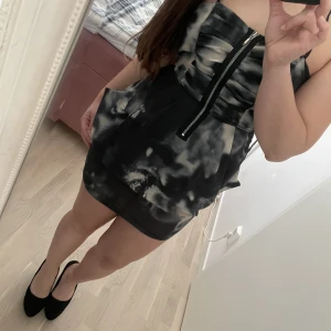 Cool festklänning perfekt till klubben i sommar - Bli snyggast på klubben i sommar med denna marmormönstrade festklänning. Riktigt snygg! Fortfarande perfekt skick. Använd mycket få gånger.    