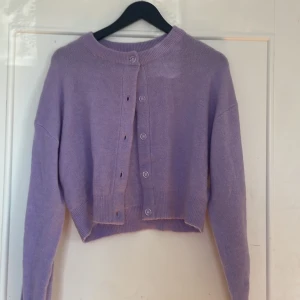 stickad tröja  - Så mjuk och härlig stickad kofta. Sjukt fin färg som är perfekt nu när det börjar bli varm. Sticka inte alls 