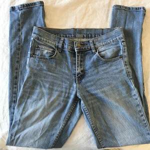Säljer mina lågmidjade jeans från Cheap Monday eftersom de blivit för små. Något äldre men i fin kvalitet! I storlek 28/32 och perfekt långa för mig som är 174. Kan skicka fler bilder om det önskas🥰
