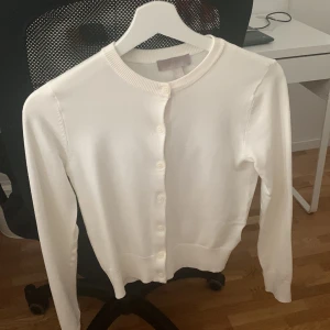 Kofta - Vit kofta från hm. Knappt använd. 