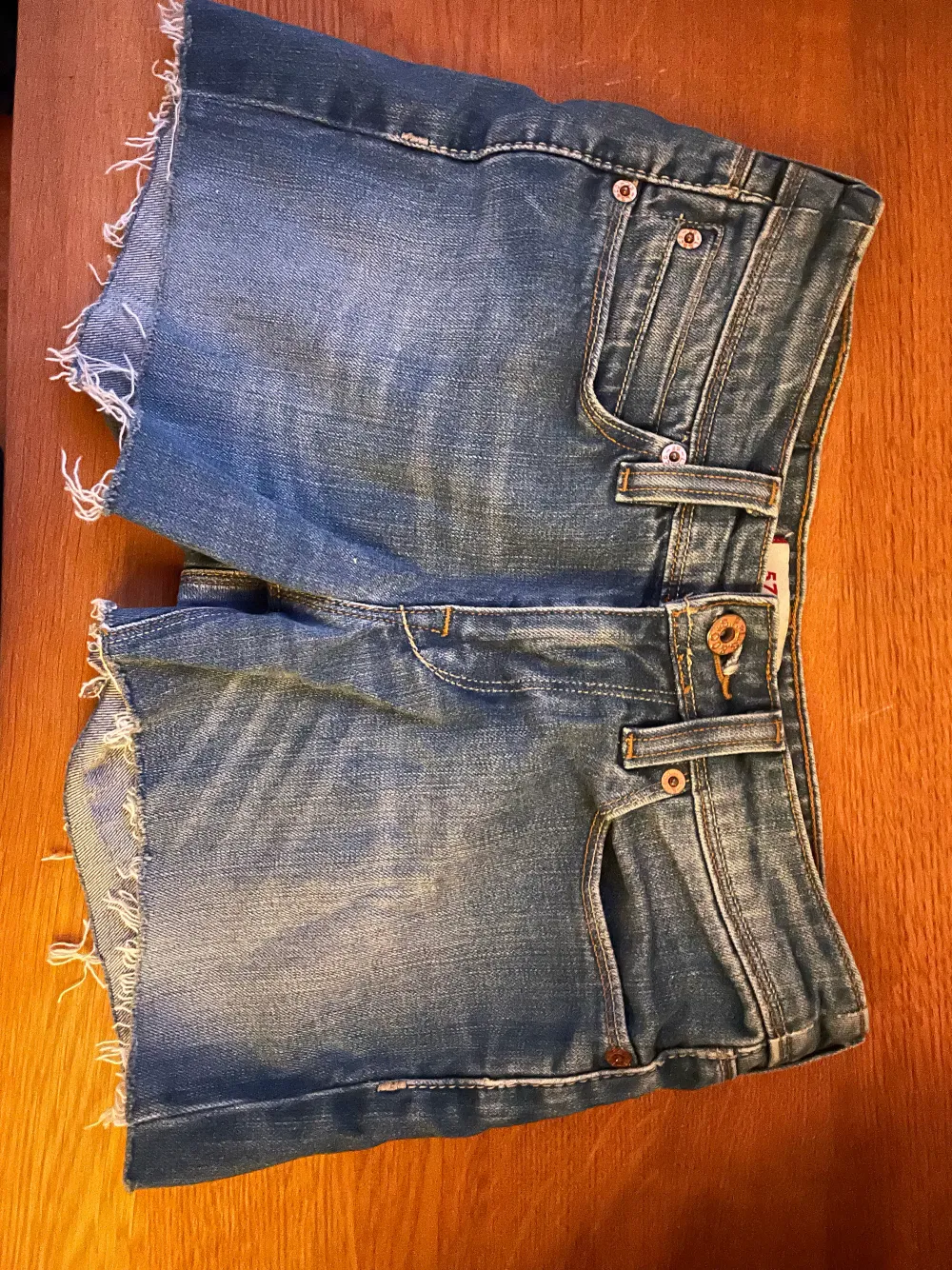 Lowrise jeanshorts, super söta men passar tyvärr inte mig🙃. Shorts.