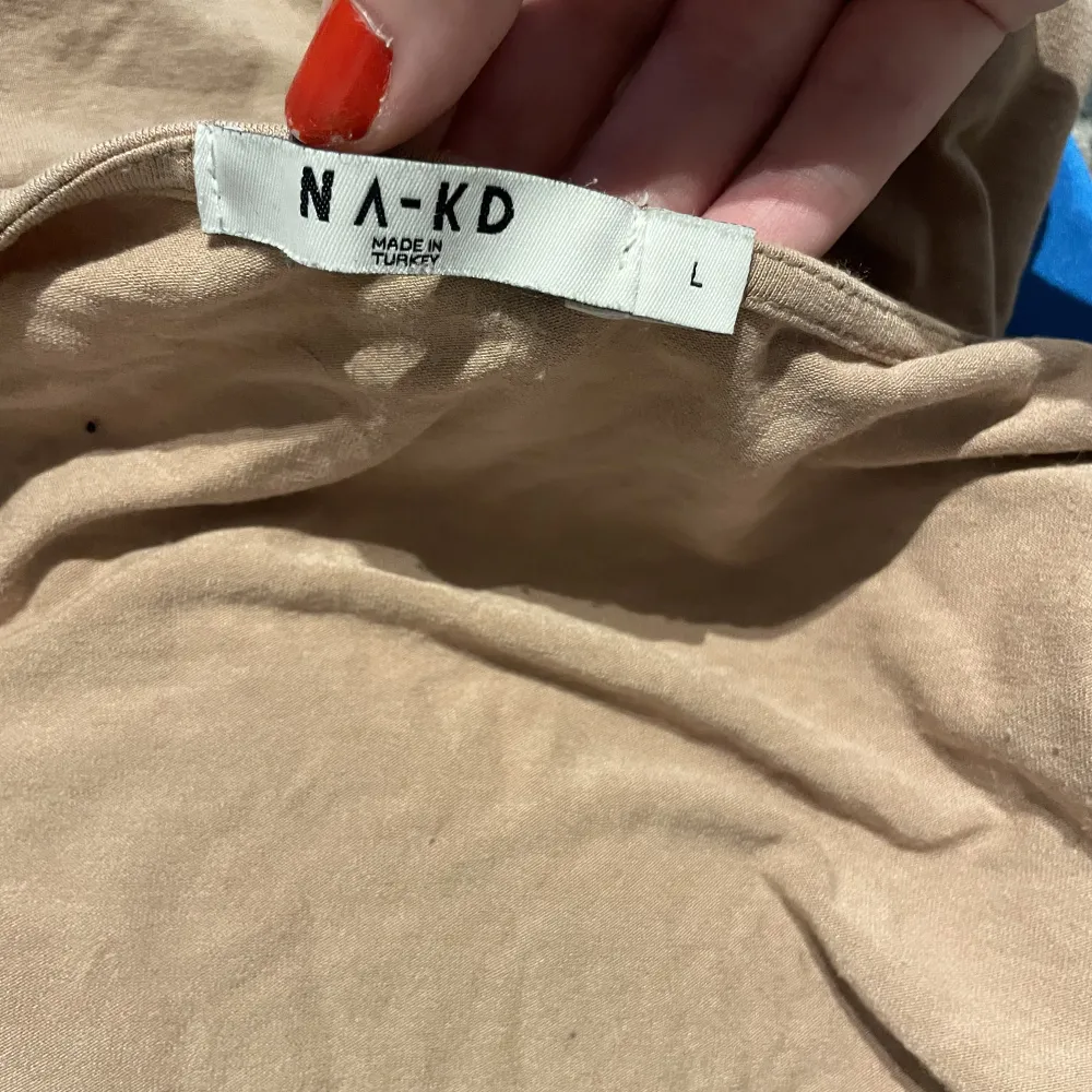 Beige omlott tröja från NA-KD. Använt ett fåtal gånger men tycker den sitter förstort på mig. Tror den skulle sitta bättre på någon med större L elr XL . T-shirts.