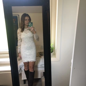 Vit Studentklänning! - Superfin vit studentklänning i spets. Köpt från Ivy revel nypris 899. Fint skick endast använt två gånger. Köparen står för frakt. Är storlek M men passar mig med S