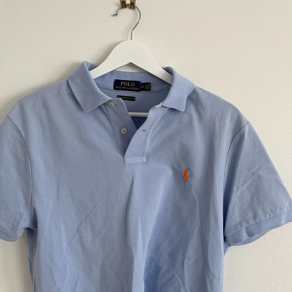 Ralph Lauren pikétröja i mycket bra skick, använd ett fåtal gånger. Storlek M, slim fit. Nypris 1299:- mitt pris 299:-. T-shirts.