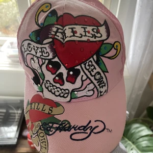 ed hardy keps - en sällsynt ed hardy keps som knappt är använd💗alla rhinestones är kvar 