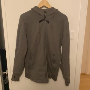Cp company hoodie  - Säljer den populära cp company hoodien i storlek L och färg grå. Självklart äkta och köpt på nk. Kan skicka fler bilder om de önskas och även bild på qr koden så man kan se att den är äkta. Kan även mötas upp i nacka/slussen