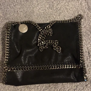 Stella Mccartney väska - Intressekoll på min fina Stella Mccartney väska. Har tyvärr inget kvitto men numret i väskan visar på att den är äkta. Hör gärna av er om ni är intresserade!🫶🏻🫶🏻