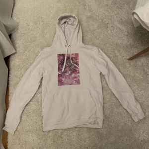 The cool elephant hoodie - En fin the cool elephant hoodie i storlek S. Cirka 1,5 år gammal men har inte använt den så många gånger. Pris kan diskuteras.