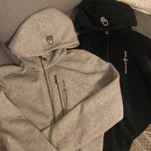 En svart o en grå sailracing zip-hoodie, säljer då jag aldrig använder dem längre, man kan såklart köpa en av dem om man inte vill ha båda. Dem är bra skick och är köpta i vintras för 1000kr styck.