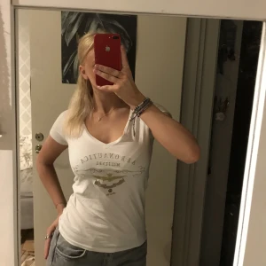 Vit T-shirt från aeronautica militare - Jättesnygg T-shirt från aeronautica militare i stl M men passar en S. 180 kr plus frakt eller mötas upp i Stockholm💕