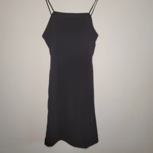 Svart Klänning  - En snygg klänning från BikBok i storlek S