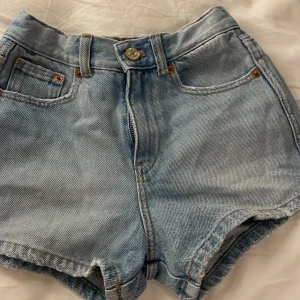 Shorts - Jag säljer dessa shorts eftersom det har blivit försmå och det kommer inge till användning. De är i väldigt fint skick. Har aldrig använt de. Hoppas nån vill köpa💋