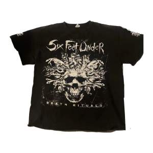 Six Feet Under merch tischa med boxy fit och ascool detalj på ärmarna (se bild två). Frakten står du för, DM:a vid intresse och priset går alltid att diskutera!