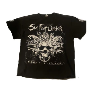 Punk Bandtröja - Six Feet Under merch tischa med boxy fit och ascool detalj på ärmarna (se bild två). Frakten står du för, DM:a vid intresse och priset går alltid att diskutera!