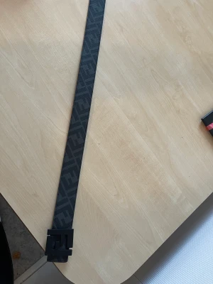 Fendi skärp - storlek 100 köpt 24/8-21 sparsamt använt, nypris 450€ kvitto på mail finns. Hämtas i Hässlö, Västerås