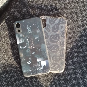 Mobilfodral iphone xr - Jag säljer två mörka mobilskal 10 kr styck i storlek Iphone Xr 💗 20kr för både + frakt 