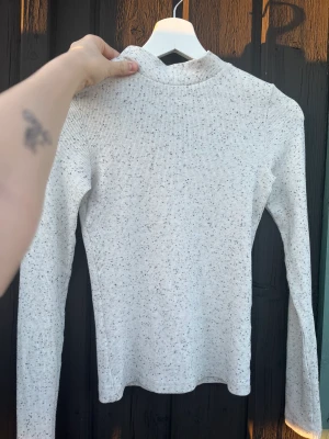 Polotröja från Monki - Väl använd polotröja som fortfarande är i relativt gott skick. Kan skicka fler bilder på förfrågan. Priset går att diskutera <33