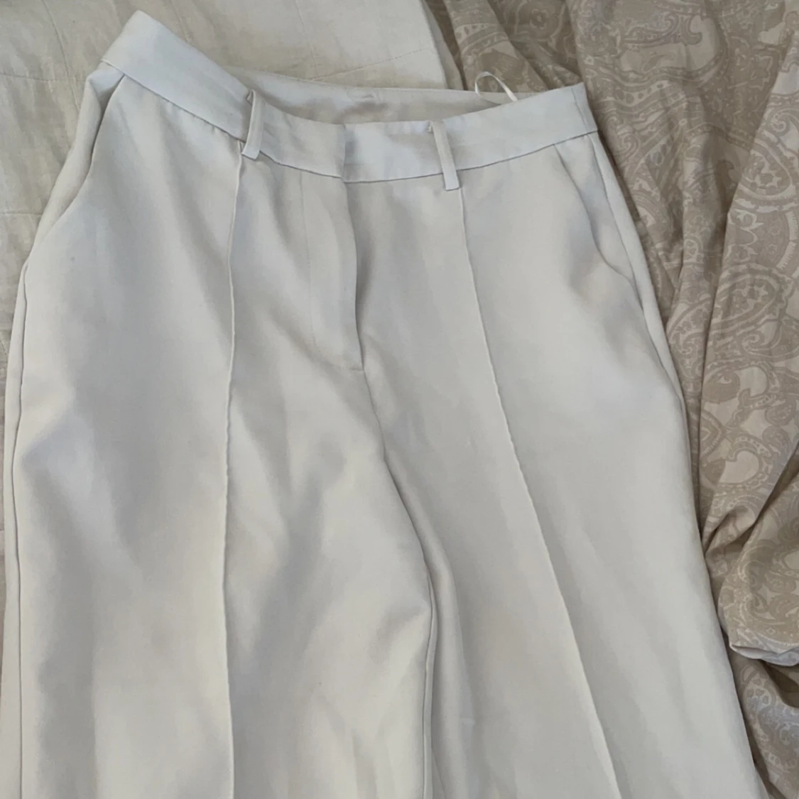 Vita kostymbyxor