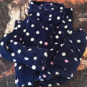 Morgonrock  - En blå morgonrock med vita och rosa prickar den är väl använd men i fint skick och precis nytvättad😊jag har haft den sen jag vart liten men använder den inte längre vilket är varför jag säljer den 