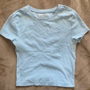 T-shirt - Enkel men söt t-shirt i storlek XS men den sitter bra på personer med S också💙
