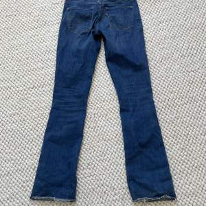 Lågmidjade Levis jeans i väldigt bra skick!!