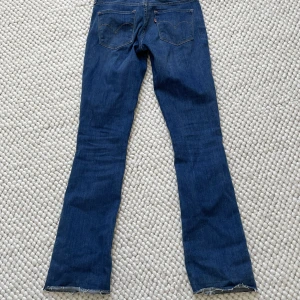 Levis bootcut - Lågmidjade Levis jeans i väldigt bra skick!!