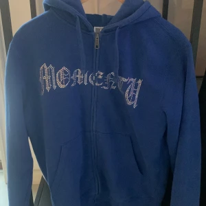 Ziphoodie  - Jag säljer denna fina tröja i fint skick. Kanppt använd.